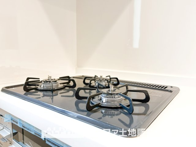 ~青梅新町~Newly built houseのキッチン|【Gas range】
◆ガスレンジ◆お料理のあとはさっと拭くだけで綺麗になる。お手入れも簡単に、見た目も綺麗に。奥様の負担を軽減します。