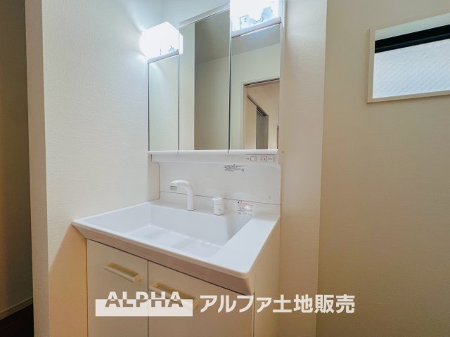 ~青梅新町~Newly built houseの独立洗面台|【trifold mirror】
◆三面鏡◆身支度には、歯ブラシ・コップ・化粧品類など様々な小物を使用するので散らかってしまいがち。鏡の裏収納でたっぷり収納して生活感を隠し、スタイリッシュな空間に。
