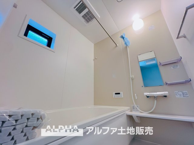 ~青梅新町~Newly built houseの浴室|【Bathroom】
◆浴室換気乾燥機付きUB◆雨に日でも洗濯物が乾かせ、同時に室内を乾燥させる為、カビ、汚れの発生を抑えます。暖房機機能があり冬場は入浴前に暖め可能でとても重宝します。