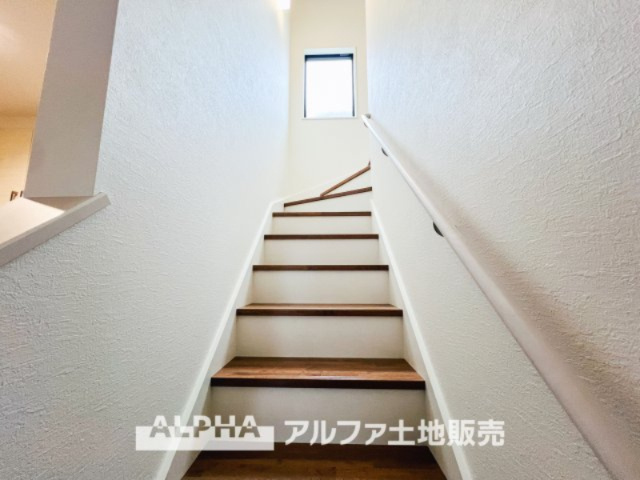 ~青梅新町~Newly built houseの玄関|【Stairs】
◆階段◆リビングへつながる大切な場所だから。階段周りも大事な共有スペースと考え、一切の妥協はありません。夜の照明の見え方を考え、住まいに合わせたコンセプトで統一されております。