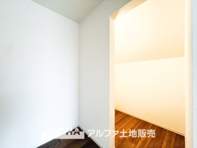 ~青梅新町~Newly built houseの収納|【Open closet】
◆オープン・クローゼット◆あえて開放する事で空間の演出と、大切な洋服、バッグやアクセサリーを湿気から守ります。大切な思い出の品々を傍らにそっと置いておきたい空間となります。