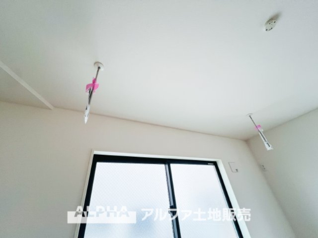 ~青梅新町~Newly built houseの寝室|【Ceiling-Mounted Drying Pole】
◆室内物干し◆室内でも洗濯物が干せる快適空間。雨の日や花粉の季節でも家事がスムーズに行えます。
