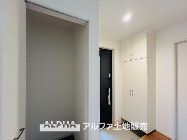 ~青梅新町~Newly built houseの玄関|【Entrance】
◆玄関◆夜間お帰り時、鍵の挿入口は蛍光の為、自然に発光し簡単に挿入可能。またセキュリティサムターンなどピッキング対策に優れた防犯対策がされたセキュリティー面でも安心な玄関です。