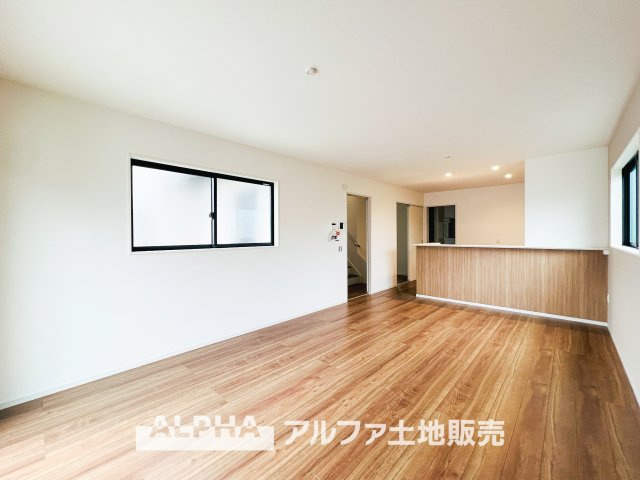 ~青梅新町~Newly built houseの居間・リビング|【Going home】
◆帰宅◆リビングルームのドアを開き『ただいま～』と声をかける私。呼応するように『おかえり～』と明るい声で返す家族達。その声が聞える瞬間こそ温もりを感じるとても幸せの時間