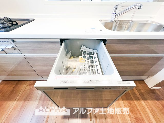 ~青梅新町~Newly built houseのキッチン|【Food washing machine】
◆食洗機◆お子様の面倒を見れる時間が増え時短になります。加えて手荒れも防げてしかも節水が高い為、大変人気があり重宝します。