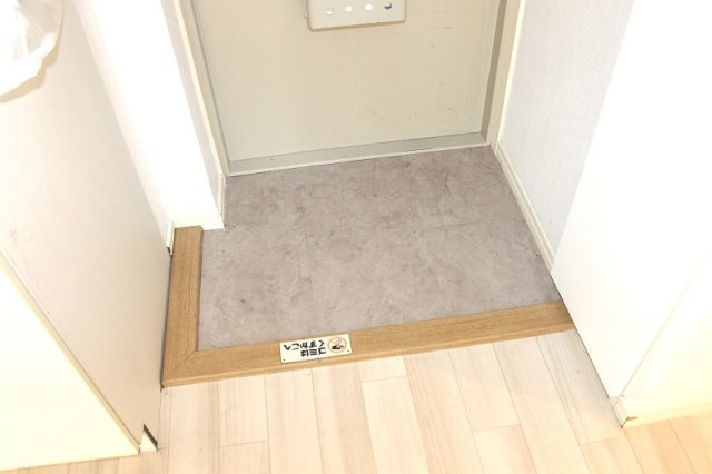 江川マンションの玄関