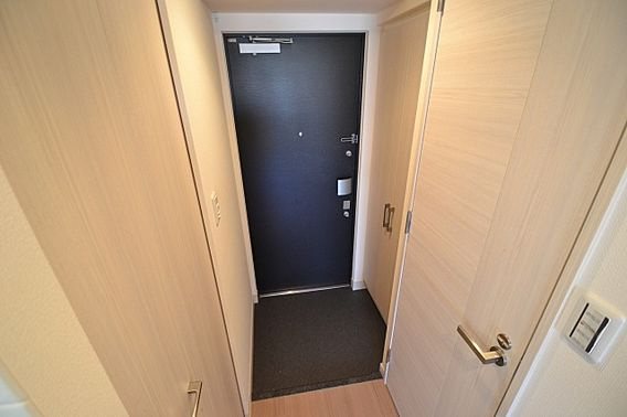 プレサンス三宮エレガンシアの玄関