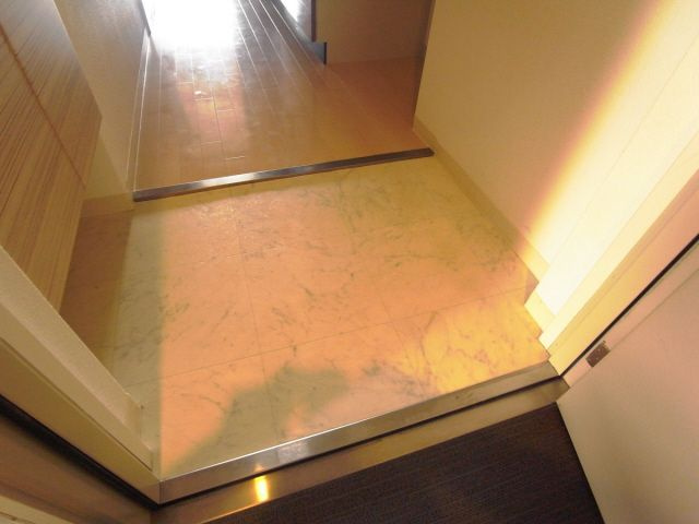 プロシード神戸元町の玄関