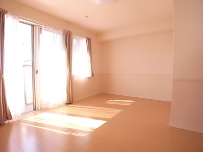 【居間・リビング】 | プルミエールⅡ | ゆったり過ごせる居間です