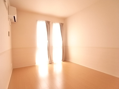 【寝室】 | プルミエールⅡ | 広くて明るい寝室