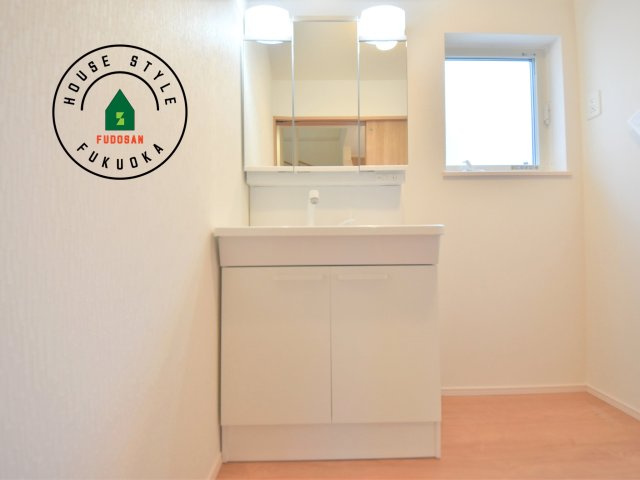 福津市若木台6丁目第2-1棟（1号棟）の内観：施工例|ゆとりの洗面スペースで朝の身支度もスムーズに。暮らしを快適に変えるシャワー付洗面台です！