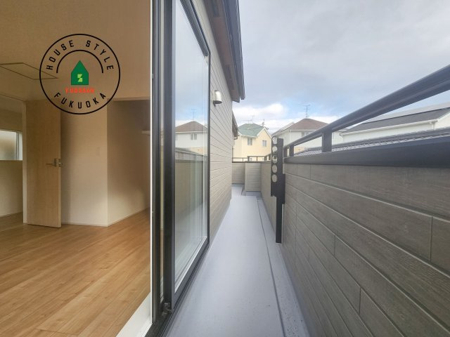 福岡市南区柏原1丁目第1-1棟（1号棟）の外観：施工例|風をしっかりと感じられるバルコニーでは、毎日が洗濯日和です。広々としているので洗濯も楽しくなるでしょうし、気分転換にバルコニーからの眺めを楽しむのもいいでしょう。