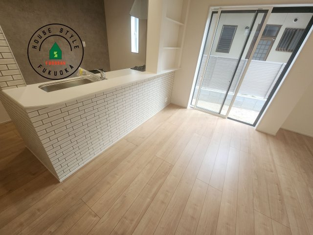 福岡市南区柏原1丁目第1-1棟（1号棟）の内観：施工例|キッチンから立ち込める香りが今日の料理を期待させます。