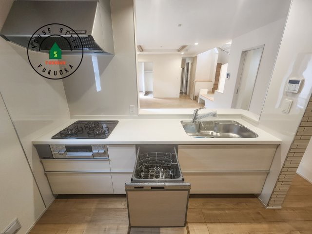 福岡市南区柏原1丁目第1-1棟（1号棟）の内観：施工例|ご家族を近くに感じられる対面キッチンのLDK。会話もはずみそうですね。