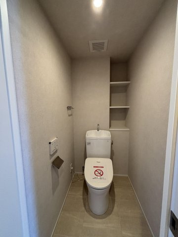 【トイレ】 | ネクサス香椎セントラルガーデン・イーストサイド、2号棟 | 冬は便座も温水も温かく快適なシャワー付トイレ。背面には収納棚を設置◎