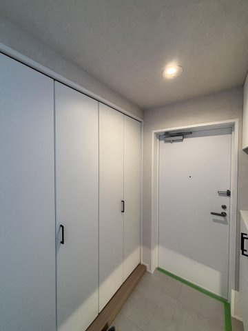 【玄関】 | ネクサス香椎セントラルガーデン・イーストサイド、2号棟 | シューズボックスは、大型ながら圧迫感がなく玄関を広く見せます