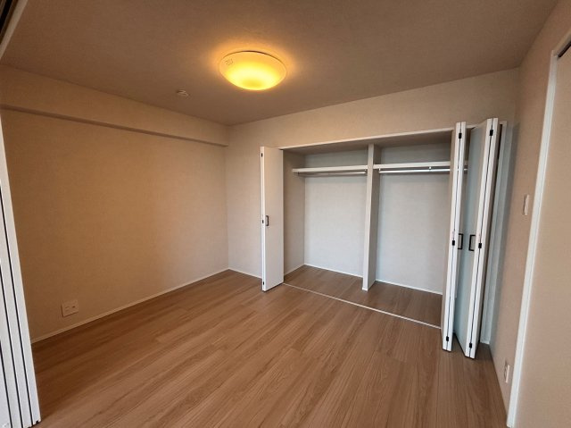 【洋室】 | ネクサス香椎セントラルガーデン・イーストサイド、2号棟 | 6.1帖の洋室。LDKとは引き戸でフラットにつながっています