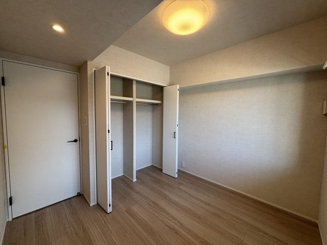 【洋室】 | ネクサス香椎セントラルガーデン・イーストサイド、2号棟 | 4.8帖の洋室。全部屋収納スペースがたっぷりあるので、部屋を広々と使えてストレスなく過ごせます