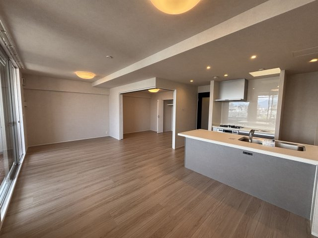 【居間・リビング】 | ネクサス香椎セントラルガーデン・イーストサイド、2号棟 | LDKは隣りの洋室とつなげて広く使ってもOK。ライフスタイルに合わせて自由に使えます