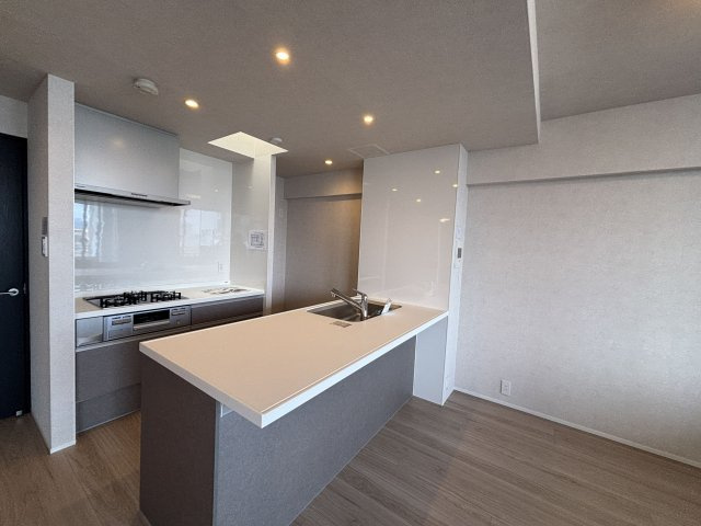 【キッチン】 | ネクサス香椎セントラルガーデン・イーストサイド、2号棟 | セパレートタイプのキッチンは振り返るだけで次の工程に移れるので効率良くお料理ができます