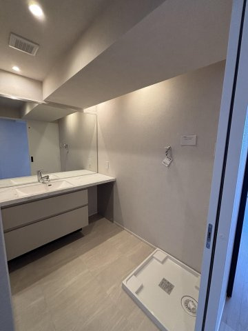 【独立洗面台】 | ネクサス香椎セントラルガーデン・イーストサイド、2号棟 | ご家族並んで朝の準備もスムーズにできるワイドなつくりの洗面台です