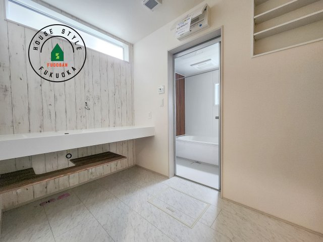 福岡市博多区南八幡町1丁目第1-3棟（1号棟）の脱衣所|ゆとりの洗面スペースで朝の身支度もスムーズに。暮らしを快適に変えるシャワー付洗面台です！