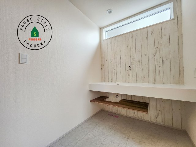 福岡市博多区南八幡町1丁目第1-3棟（1号棟）の独立洗面台|毎日使うものだから清潔な空間を保ちたい水回り。洗面にはそんな願いを解消させてくれる収納アイデアが満載です。三面鏡の裏側にはキャビネットが現れ小物から背の高い物まで収納できます。