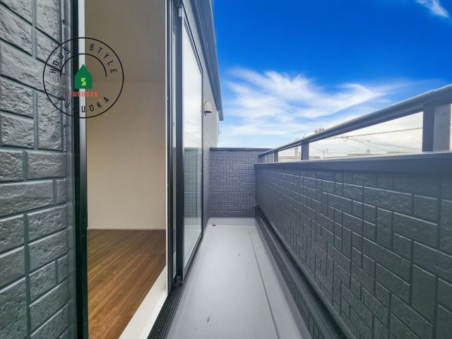 福岡市博多区南八幡町1丁目第1-3棟（1号棟）のバルコニー|風をしっかりと感じられるバルコニーでは、毎日が洗濯日和です。広々としているので洗濯も楽しくなるでしょうし、気分転換にバルコニーからの眺めを楽しむのもいいでしょう。