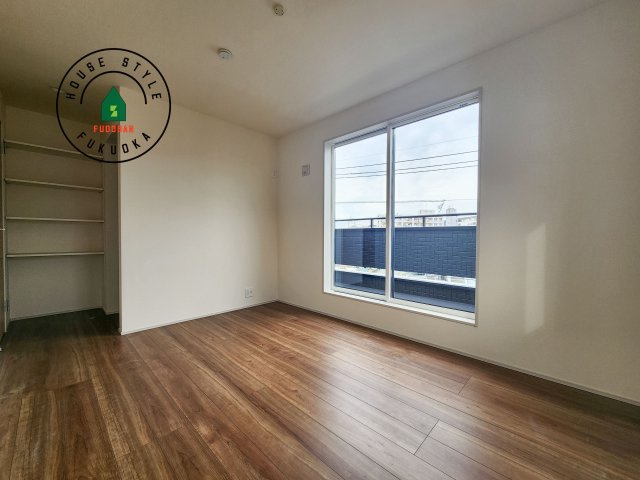 福岡市博多区南八幡町1丁目第1-3棟（1号棟）の洋室|採光良好な洋室は全居室、複層ガラスの遮熱効果と断熱効果で、一年中快適に過ごせます。