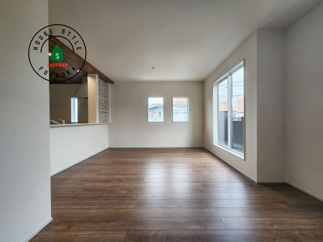 福岡市博多区南八幡町1丁目第1-3棟（1号棟）の居間・リビング|キッチンからリビングをしっかり確認できます。家族の笑顔があふれる空間になりそうですね。