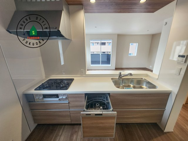 福岡市博多区南八幡町1丁目第1-3棟（1号棟）のキッチン|ご家族を近くに感じられる対面キッチンのLDK。会話もはずみそうですね。