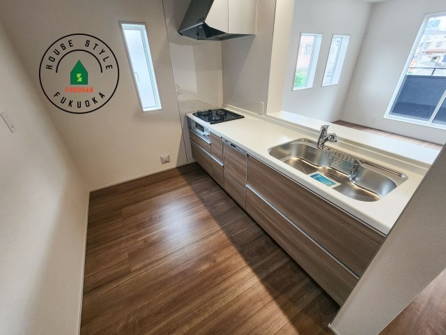 福岡市博多区南八幡町1丁目第1-3棟（1号棟）のキッチン|ダイニングテーブルへの配膳がラクラク、お料理はかどるカウンター付きシステムキッチン！