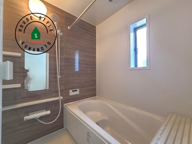 菊池市泗水町吉富第8₋3棟(2号棟)の内観：施工例|浴室は一日の疲れを癒す場所だから、家族みんながゆったりできる快適設計。追い炊き機能付きオートバス。安定した温度で、いつでも快適に入浴できます。