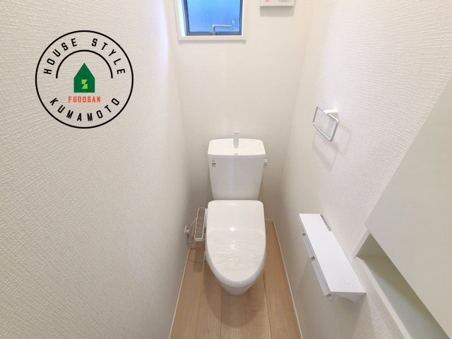 菊池市泗水町吉富第8₋3棟(2号棟)の内観：施工例|トイレ・ウォシュレット付。快適で衛生的な洗浄機能付温水シャワートイレです。収納や手すりもついてます。