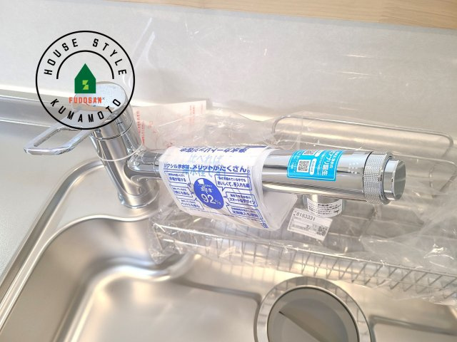 菊池市泗水町吉富第8₋3棟(2号棟)の発電・温水設備|ヘッドはシャワーや浄水に切り替え可能でノズルが延びる可動式。料理が楽しくなりますね。