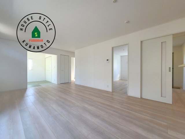 菊池市泗水町吉富第8₋3棟(2号棟)の内観：施工例|キッチンからリビングをしっかり確認できます。家族の笑顔があふれる空間になりそうですね。