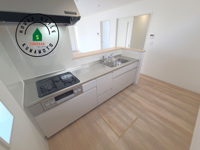 菊池市泗水町吉富第8₋3棟(2号棟)の内観：施工例|明るいキッチン作業スペースを多くとりました。ご夫婦でキッチンに立っても調理がしやすい広さです。食器類もすっきりと片付く収納は魅力的です。