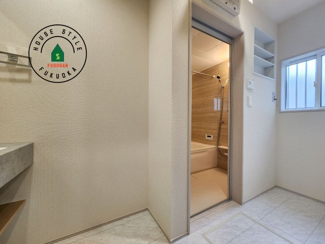 福岡市博多区南八幡町1丁目第1-3棟（3号棟）の脱衣所|ゆとりの洗面スペースで朝の身支度もスムーズに。暮らしを快適に変えるシャワー付洗面台です！