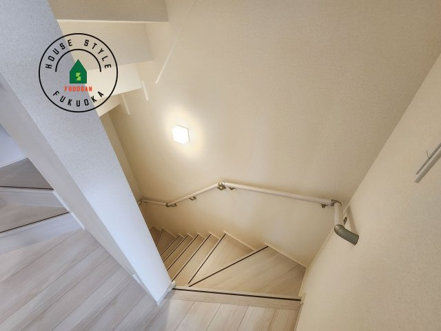 福岡市博多区南八幡町1丁目第1-3棟（3号棟）の内装|＜手すり付階段＞手すりがないと階段の昇り降りで危険なことはもちろん、壁に手をつきながら歩くことで壁紙が汚れやすくなります。すべての方に快適に昇り降りしていただくため、手すりを設置しました。