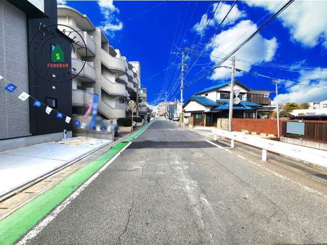 福岡市博多区南八幡町1丁目第1-3棟（3号棟）の前面道路含む現地写真|前面道路は閑静な住宅地をはしる車通りの少ない道路。お車の出し入れが苦手なママや小さなお子様にも安心ですね。しっかり舗装もされているので、ベビーカーや自転車で通っても快適に通行できます。前面道路です。