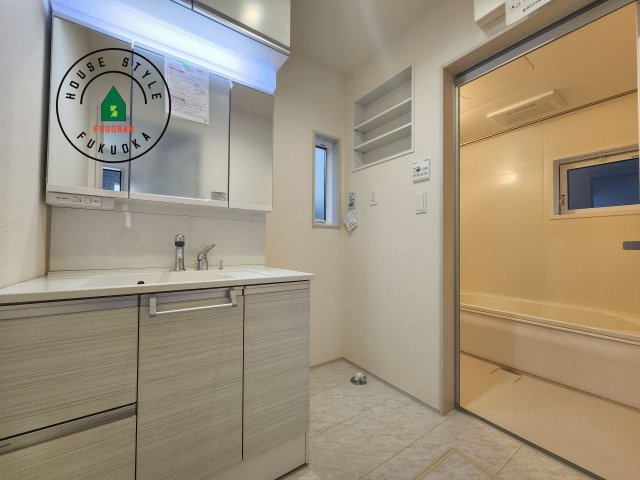 福岡市博多区南八幡町1丁目第1-3棟（2号棟）の脱衣所|ゆとりの洗面スペースで朝の身支度もスムーズに。暮らしを快適に変えるシャワー付洗面台です！
