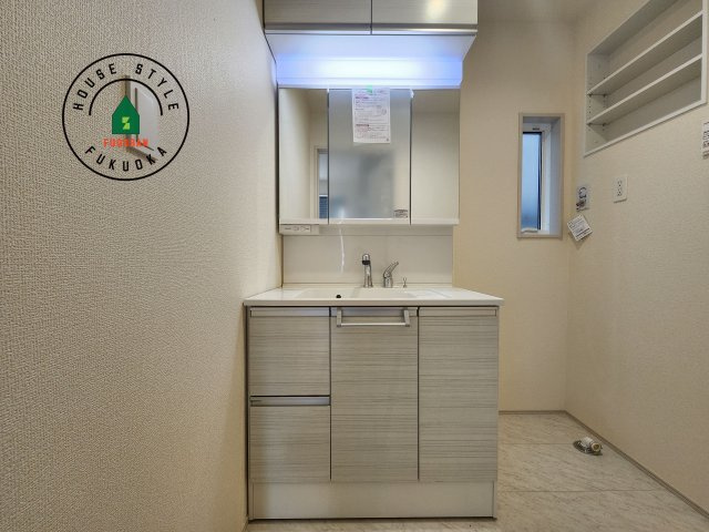 福岡市博多区南八幡町1丁目第1-3棟（2号棟）の独立洗面台|毎日使うものだから清潔な空間を保ちたい水回り。洗面にはそんな願いを解消させてくれる収納アイデアが満載です。三面鏡の裏側にはキャビネットが現れ小物から背の高い物まで収納できます。