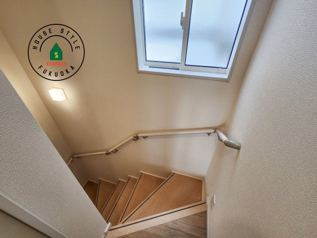 福岡市博多区南八幡町1丁目第1-3棟（2号棟）の内装|＜手すり付階段＞手すりがないと階段の昇り降りで危険なことはもちろん、壁に手をつきながら歩くことで壁紙が汚れやすくなります。すべての方に快適に昇り降りしていただくため、手すりを設置しました。