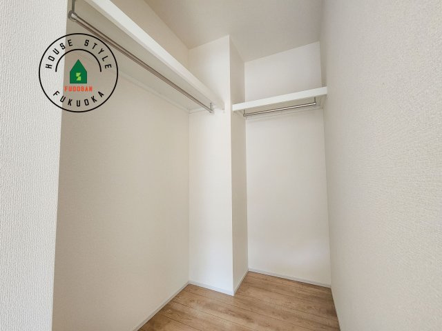 福岡市博多区南八幡町1丁目第1-3棟（2号棟）の収納|洋服や大きな荷物が多い方や人数の多いご家族などは、一般的なクローゼットよりもウォークインクローゼットのほうが使い勝手が良いです。