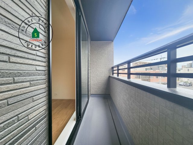 福岡市博多区南八幡町1丁目第1-3棟（2号棟）のバルコニー|風をしっかりと感じられるバルコニーでは、毎日が洗濯日和です。広々としているので洗濯も楽しくなるでしょうし、気分転換にバルコニーからの眺めを楽しむのもいいでしょう。