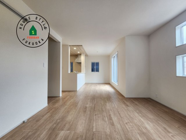 福岡市博多区南八幡町1丁目第1-3棟（2号棟）の居間・リビング|キッチンからリビングをしっかり確認できます。家族の笑顔があふれる空間になりそうですね。