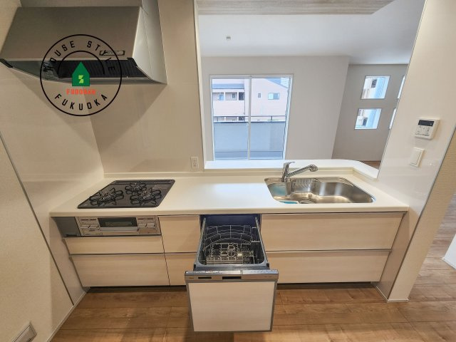 福岡市博多区南八幡町1丁目第1-3棟（2号棟）のキッチン|ご家族を近くに感じられる対面キッチンのLDK。会話もはずみそうですね。