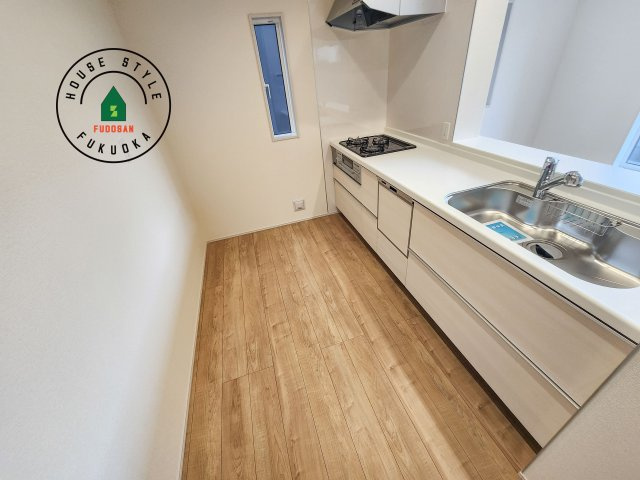 福岡市博多区南八幡町1丁目第1-3棟（2号棟）のキッチン|ダイニングテーブルへの配膳がラクラク、お料理はかどるカウンター付きシステムキッチン！