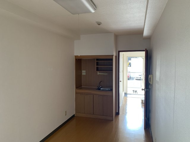 ポンデロッサ鶴見Ⅱの居間・リビング|こちらのリビングで趣味の時間をお楽しみください