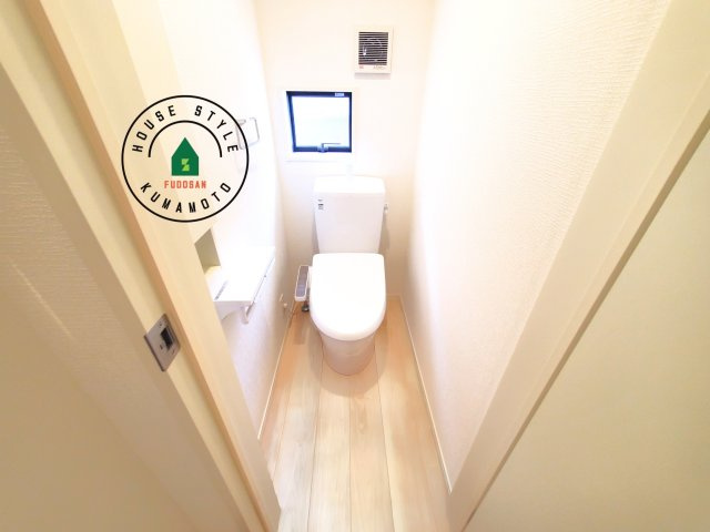 菊池市泗水町吉富第8₋3棟(3号棟)の内観：施工例|トイレ・ウォシュレット付。快適で衛生的な洗浄機能付温水シャワートイレです。収納や手すりもついてます。